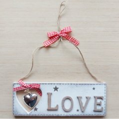 Drevená tabuľka LOVE s červenou mašličkou / 1 ks